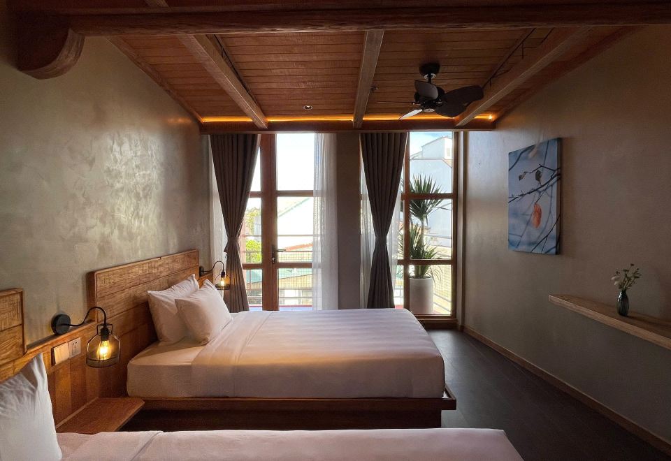 달랏의 야경과 부티크 호텔 건물