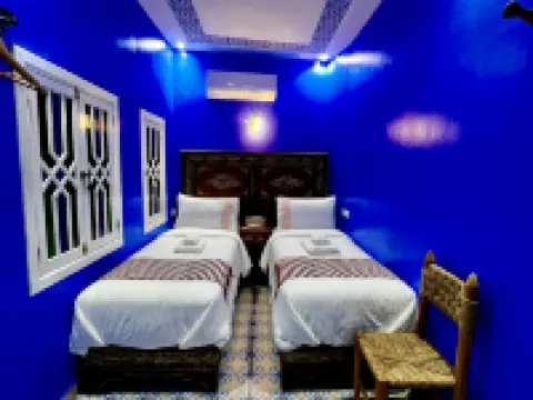 リヤド シェングリ シェフシャウエンのホテル