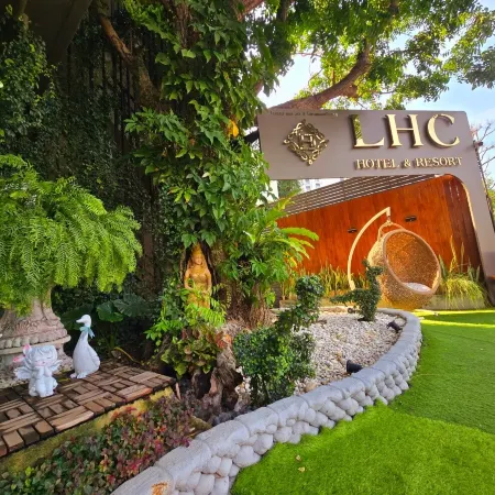 LHC HOTEL AND RESORT Отели рядом с достопримечательностью «Пляж Хатнаклуа»