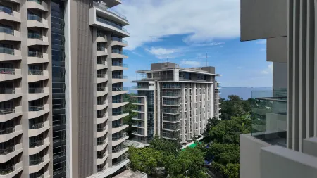 Dominiks Silent and Quite Classic 1 Bedroom 47 Sqm Tambuli Pool Balcony Beach Mactan up to 6 People Отели рядом с достопримечательностью «Мактан»