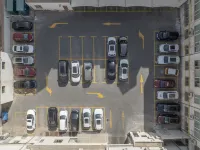Yitel Zhishang Hotel (Zhangye West Railway Station Bell and Drum Tower Branch) - parking