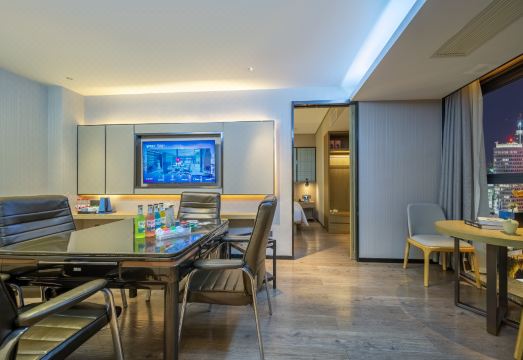 [이쟈무 호텔의 깨끗하고 정돈된 객실 내부 사진]