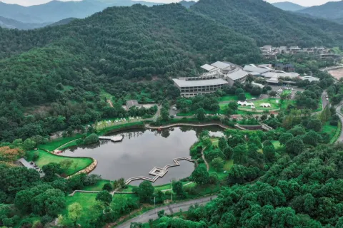 Howard Johnson Dongqian Lake  Plaza Ningbo（Erling Mountain Hot Spring）