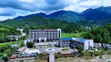Yulongwan International Hotel (Tiantangzhai) Отели рядом с достопримечательностью «Baima Canyon»
