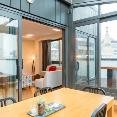 Boulcott Suites Hotels near Civic Square