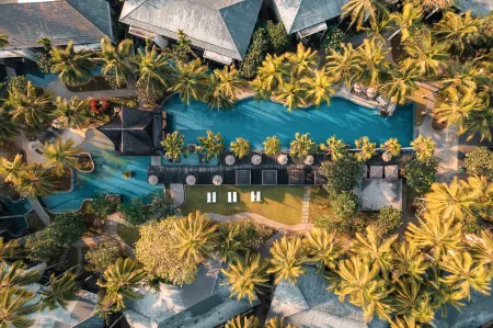 Twinpalms Surin Beach Phuket Отели рядом с достопримечательностью «Tha Rua Shrine»