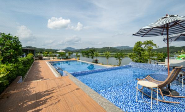 Yiyi Pushé · Lakeside Starry Sky Swimming Pool Vacation Apartment