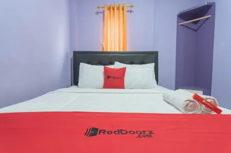 RedDoorz @ Gatot Subroto Street Bandung 3 Отели рядом со станцией Cikudapateuh Train Station