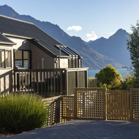 Lakeview Paradise: 3BR, Hot Tub, BBQ, Garden