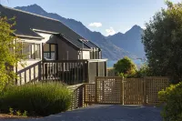 Lakeview Paradise: 3BR, Hot Tub, BBQ, Garden Hotels in 