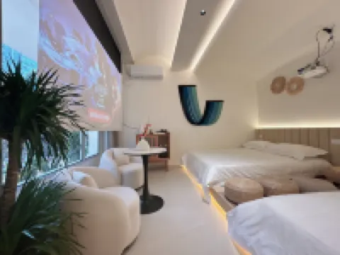 Mountain Courtyard-Style Hotel