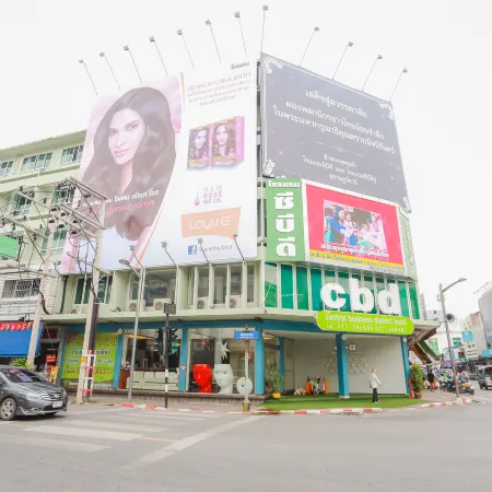 CBD Hotel Suratthani Отели рядом с достопримечательностью «Храм Пхотхавас»