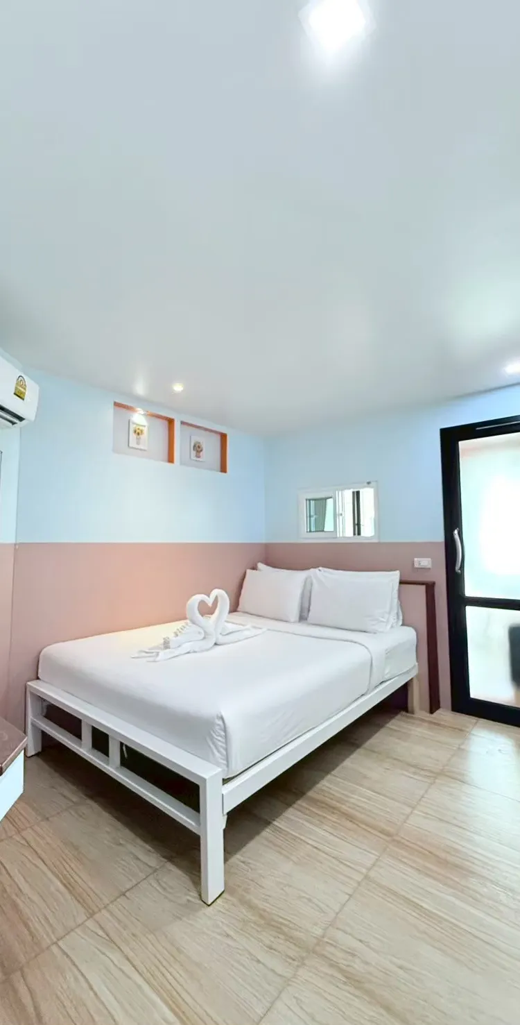 ห้องดีลักซ์ เตียงใหญ่ 1 เตียง