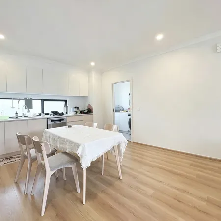 Sunny Nook Townhouse by Mooroolbark Train Stop Ground Floor Self Check-in