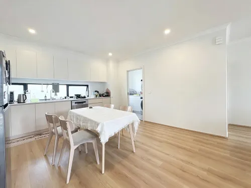 Sunny Nook Townhouse by Mooroolbark Train Stop Ground Floor Self Check-in - วิลล่า