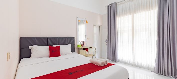 RedDoorz Syariah Near Ciledug Station Hotels in Cirebon