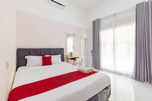 RedDoorz Syariah near Ciledug Station - Bintang 2