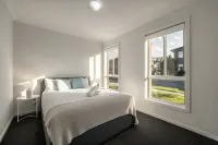 4 Br House, Free A/C & Wi-Fi,Walk to Shops & Train - Villas