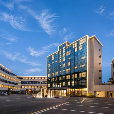 Guiyang Riverside Grand Court Hotel (Guiyang East Railway Station Normal University Subway Station) Hotels near Happy Valley Hot Spring