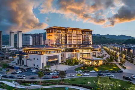 Shangluo Impression Yuehao Hotel Отели рядом с достопримечательностью «Shangluo University»