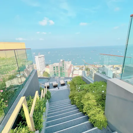 EDGE Sea View Holiday Inn Central Pattaya SEA