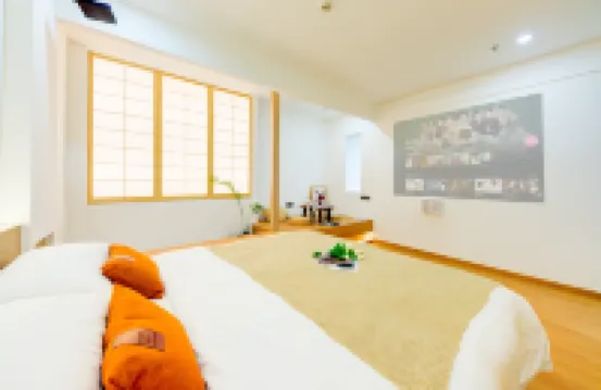 Left Bank Fancheng Hotel (Gongbei Port High-speed Railway Station)