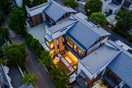 Floral Hotel Shanghai Huixinjusu Отели рядом с достопримечательностью «Taohua Island»