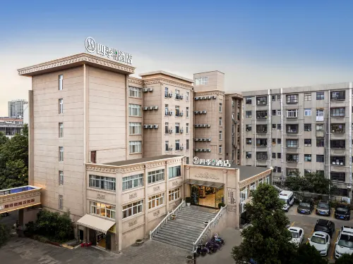 Four Seasons Arrangement Hotel (Qujing Garden Shop)