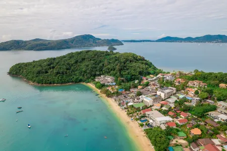 Bandara Beach Resort, Phuket Отели рядом с достопримечательностью «Остров Ко Лон»