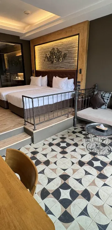 ห้องดีลักซ์ริมสระว่ายน้ำพร้อมระเบียง