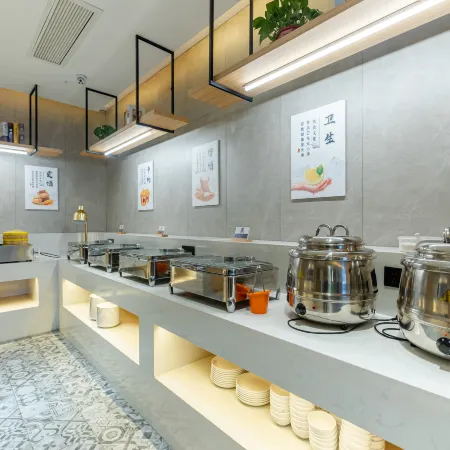 GEM Hotel (Guoyang Xiangyang Avenue County Government)