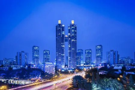 Sungold Designer  Hotel (Taikoo Li, Chunxi Road, Chengdu) Отели рядом с достопримечательностью «Wide and Narrow Alley»