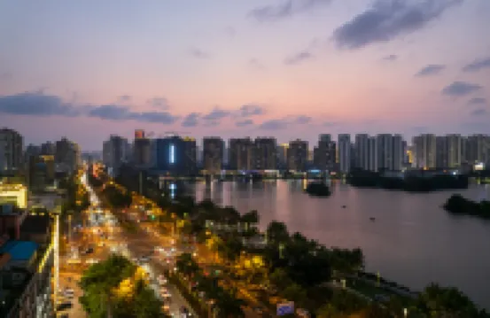 海口瑞萊雅酒店（龍湖光年店） 鄰近瓊台書院的酒店