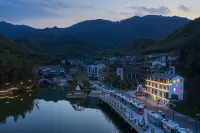 180° Lakeview Mountain Luxury Resort VILLA (Cloud Grassland Panda Adventure Park Store) Hotels near wu he cun