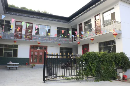 Camel Prince B&B Отели рядом с достопримечательностью «Maijishan Cave-Temple Complex»