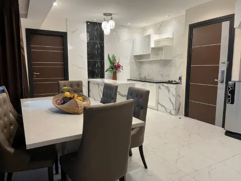 704 เอ็กคลูซีพ สูท