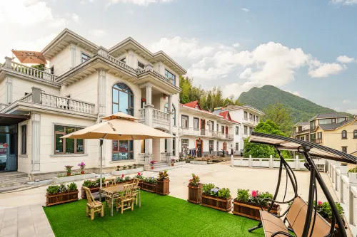 Floral Hotel · Lushan Yunwu Four Seasons Hotel (Lushan Scenic Area) - 2성급