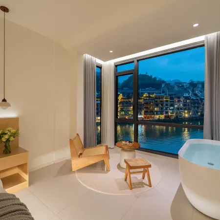 Yuanfang Aurora Riverview Bed and Breakfast (Zhenyuan Ancient City New Bridge Store)