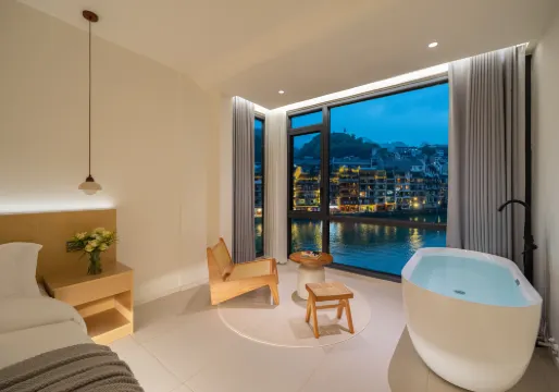 Yuanfang Aurora Riverview Bed and Breakfast (Zhenyuan Ancient City New Bridge Store) โรงแรมในเจิ้นหยวน