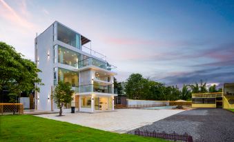 Xiangxi | Boundless Green Field · Swimming Pool Creek Campsite Homestay