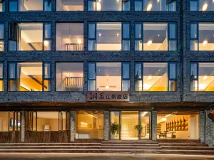 Lingqian River View Hotel (Phoenix Ancient City Br