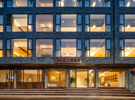 Lingqian River View Hotel (Phoenix Ancient City Br Отели рядом с достопримечательностью «Temple of the Queen of Heaven»