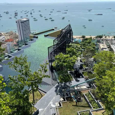 The Edge Central Pattaya - infinity pool with sea view