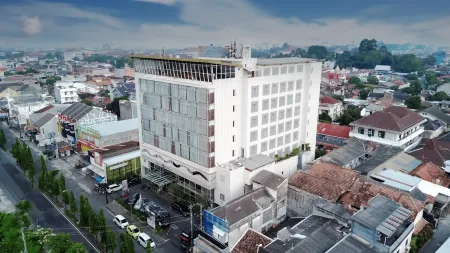 Grand Tjokro Yogyakarta Отели рядом с достопримечательностью «Университет Гаджа Мада»