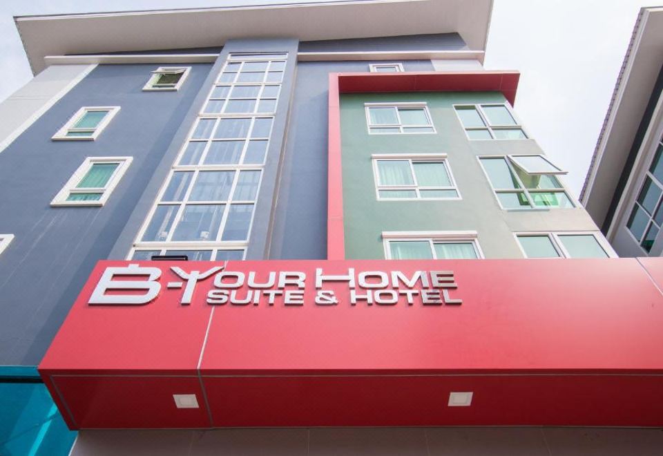 B-유어홈 호텔의 옥상 수영장 전경