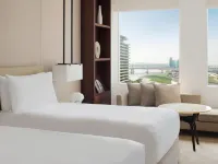 InterContinental Hotels DUBAI FESTIVAL CITY by IHG Отели рядом с достопримечательностью «Торговый центр Mirdif City Centre»
