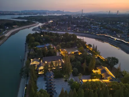 Floral Lux Guazhou Ancient Ferry Hotel (Yangzhou Zhang Ruoxu Memorial Hall) Отели рядом с достопримечательностью «Guazhou Gudu Scenic Area»