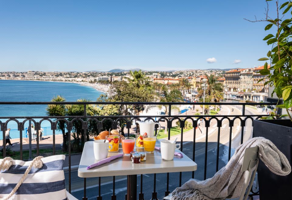 [니스 해변을 조망하는 호텔 스위스 니스 전경]