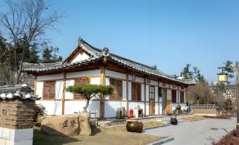 Zunyue Hotel (Yanji Folk Garden)