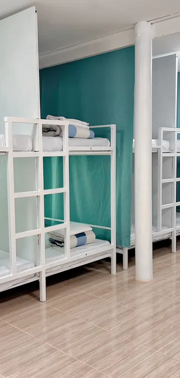 เตียงสองชั้นในห้องพักรวมหญิงชาย